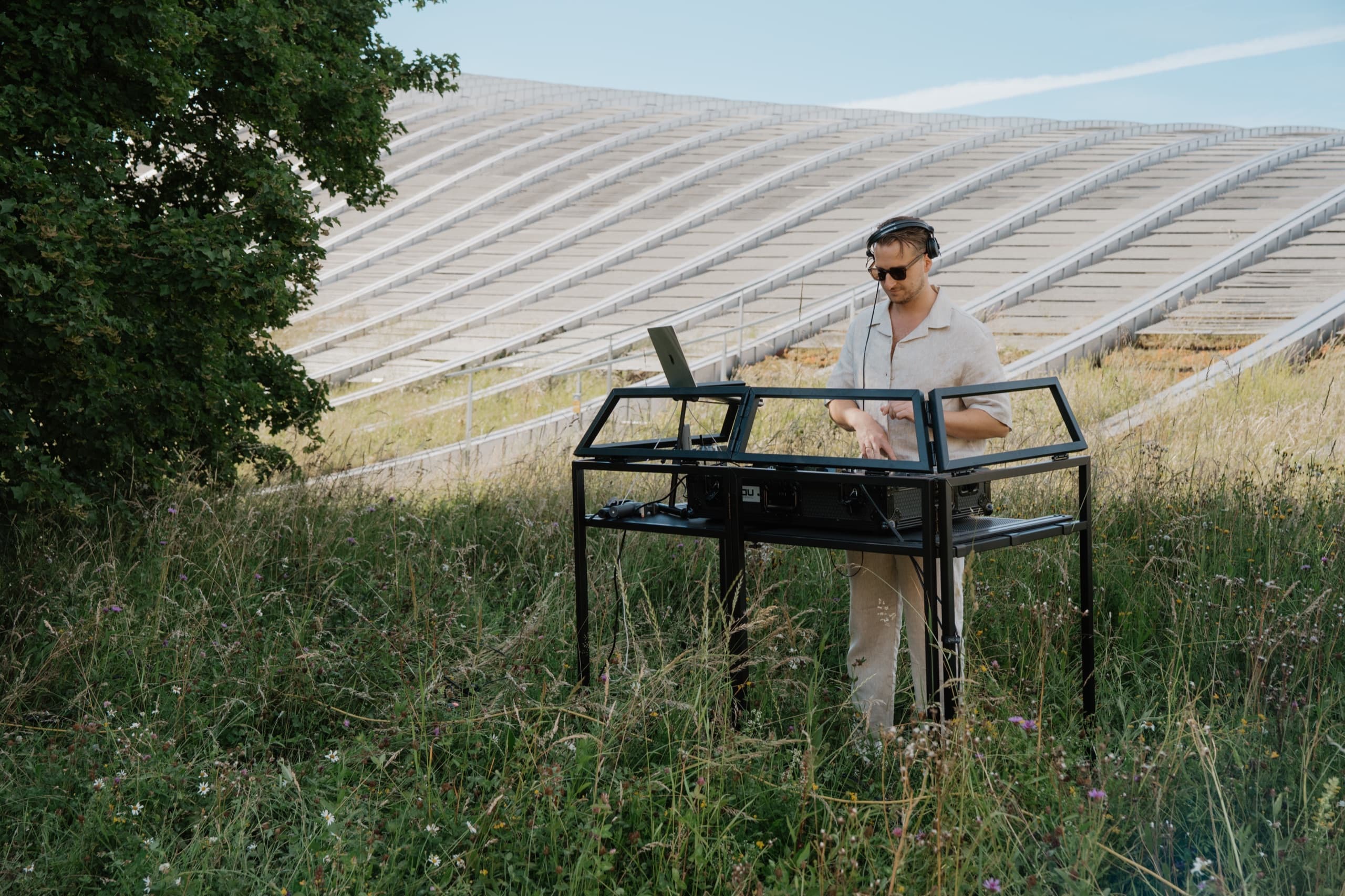 DJ FEDJA beim Open-Air-Set am DJ-Pult in freier Natur – DJ aus Zürich für Corporate Events, Firmenfeiern, Hochzeiten und private Partys